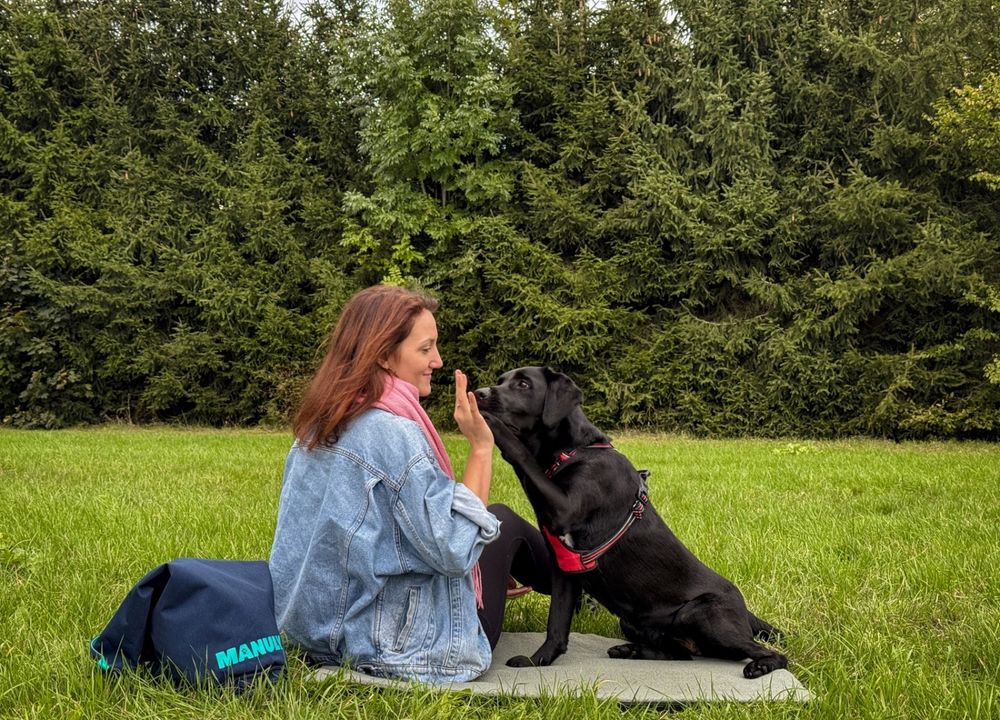 Julia und Sali sitzen auf der Manuly Matte und geben sich ein High Five