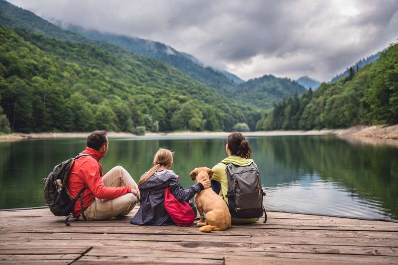 Familie mit Hund vor einem Bergsee