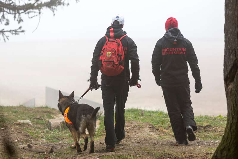 Rettungshund mit 2 Menschen