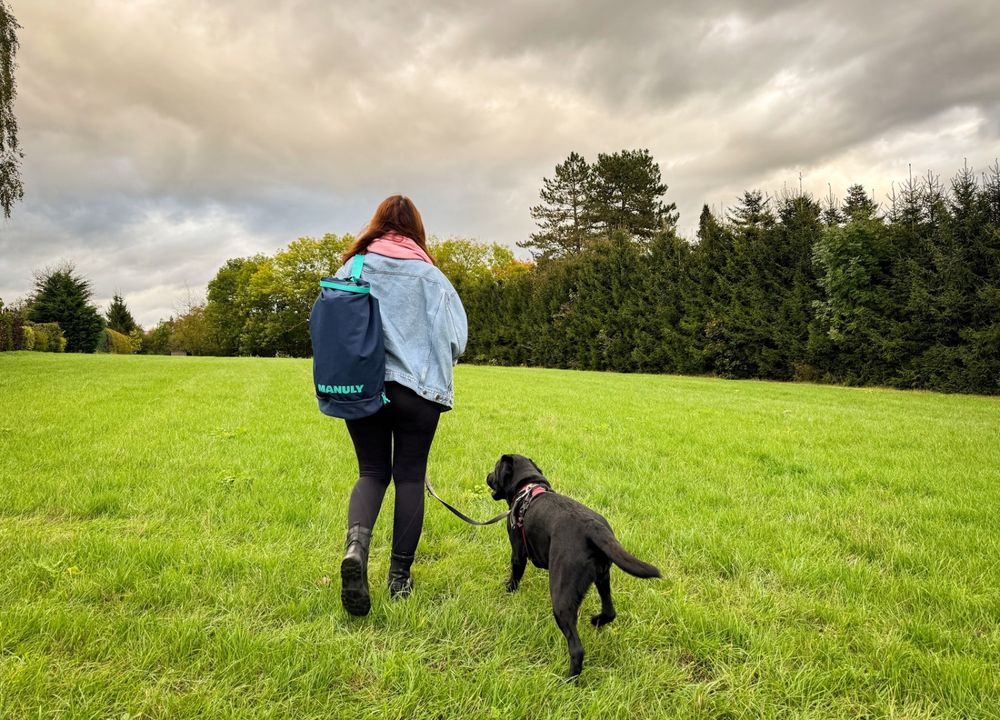 Julia und Sali laufen über die Wiese, Manuly Bag über der Schulter