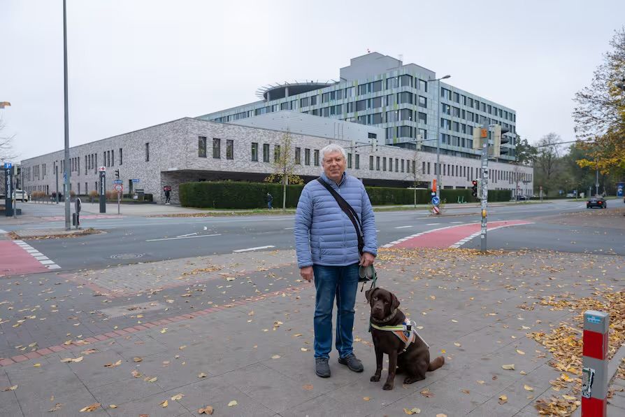 Mann mit Blindenführhund