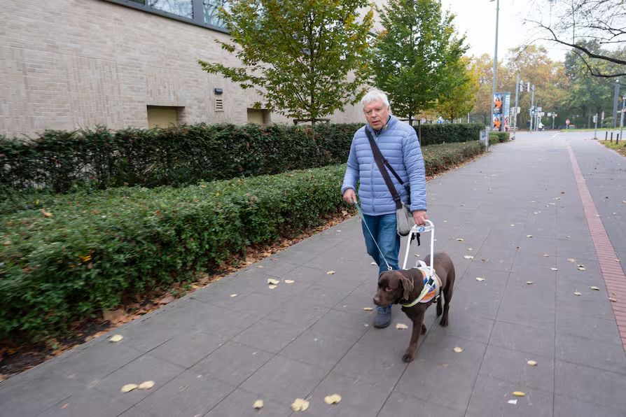 Mann mit Blindenführhund