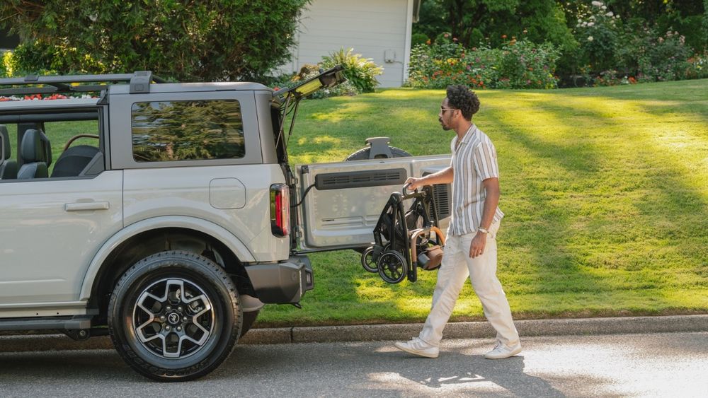 Roscoe Gestell zusammengeklappt wird ins Auto gepackt