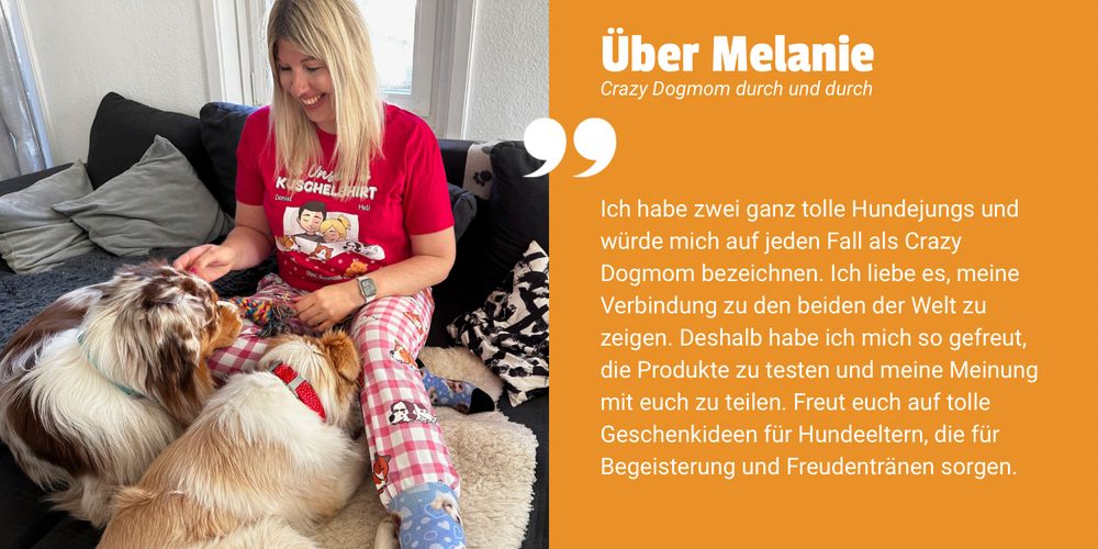 Melanie mit ihren beiden Hunden, dem Pet Printed Outfit und Text