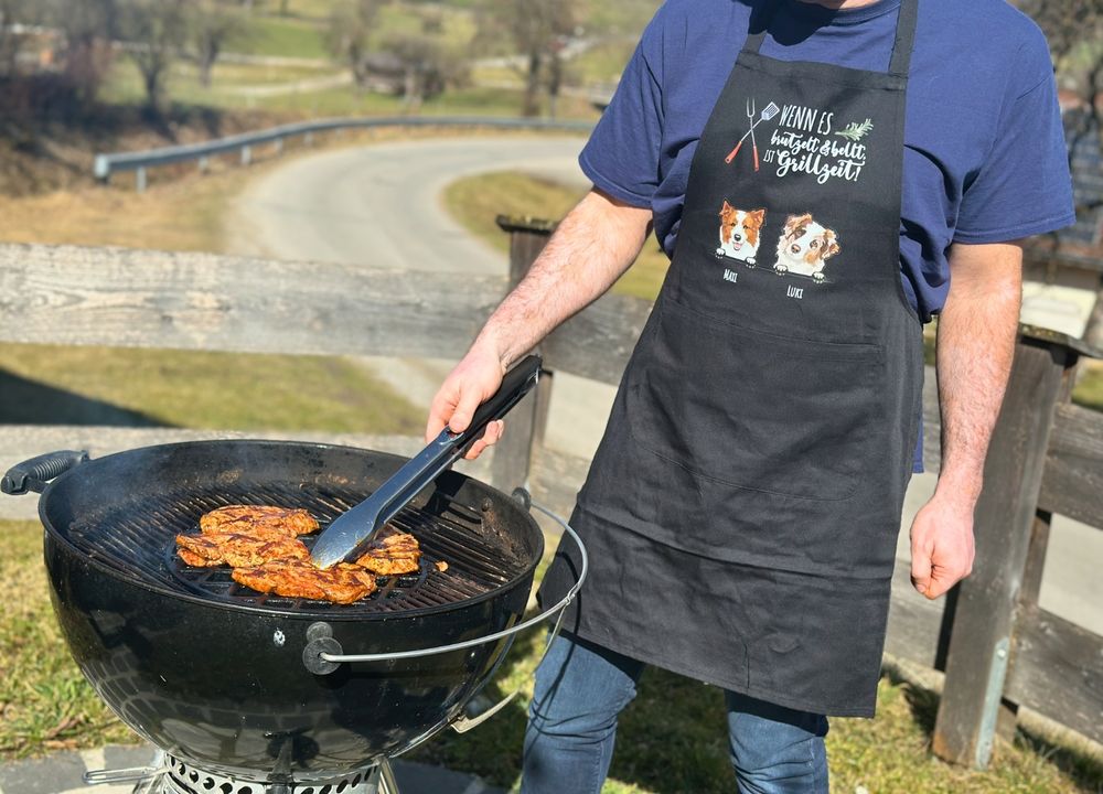 Bild von Mann mit Grillschürze beim Grillen