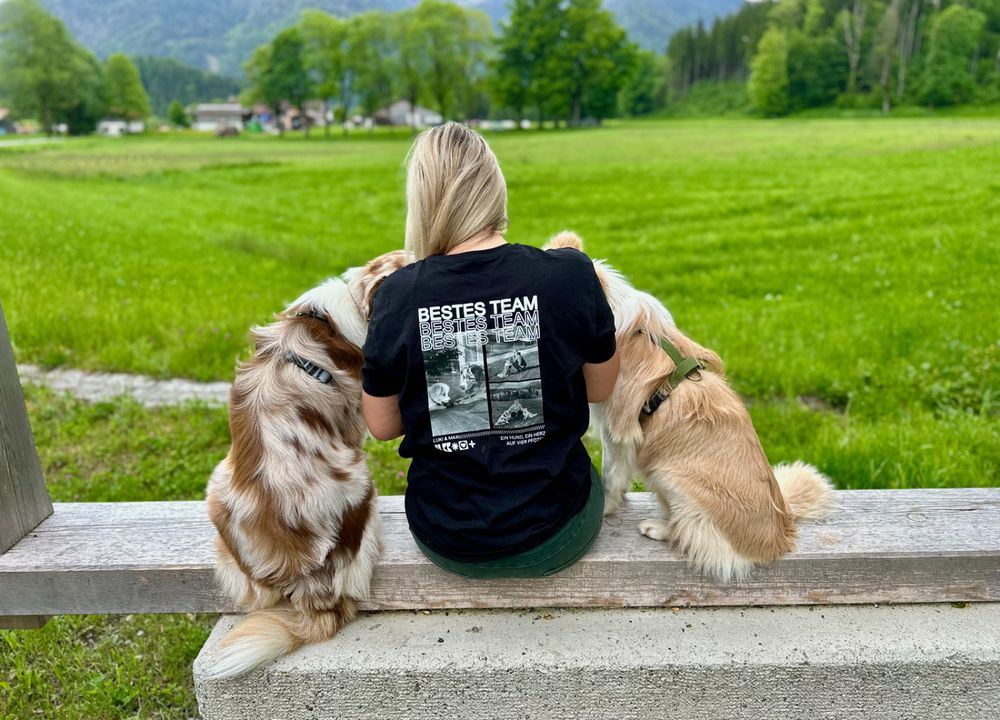Melanie mit dem Shirt und beiden Hunden