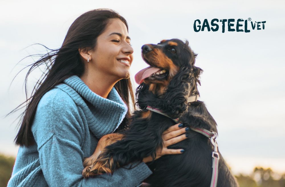 Frau mit Hund auf dem Arm