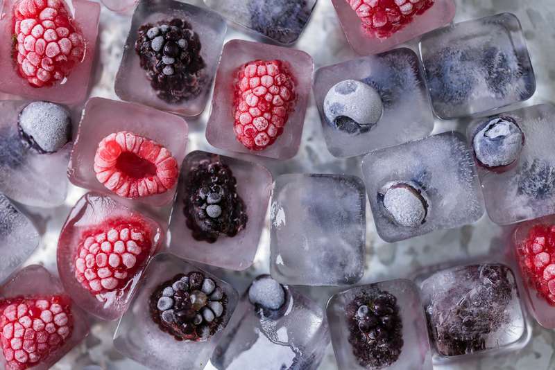 Eiswürfel mit Beeren