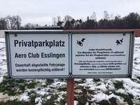 Hundeauslaufgebiet-Flugplatz-Bild