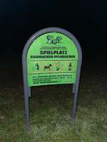 Hundeauslaufgebiet-Pflugacker-Bild