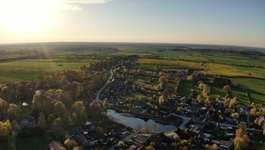 Hundeauslaufgebiet-Durch Felder und Dorf-Bild