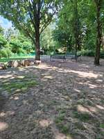 Hundeauslaufgebiet-Eingezäunter Hundespielplatz-Bild