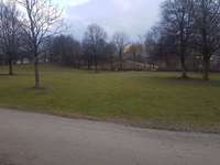 Hundeauslaufgebiet-Große Wiese vor dem Abenteuerspielplatz-Bild