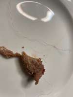 Rote dünne Drähte im Dibo Tiefkühl-Lammfutter-Beitrag-Bild