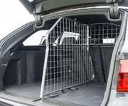 Für den Hunde-Transport im Auto: Travall Trenngitter und Kofferraumwanne für BMW 5er-Beitrag-Bild