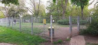 Hundeauslaufgebiet-Eingezäunte Freilauf Hundeplatz-Bild