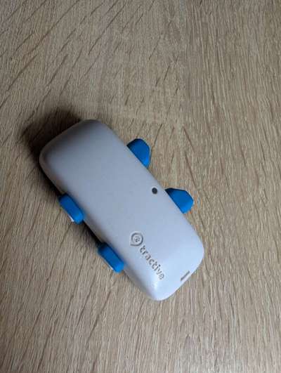 Tractive GPS Tracker für Hunde in blau-weiß, inklusive Ladekabel.-Beitrag-Bild