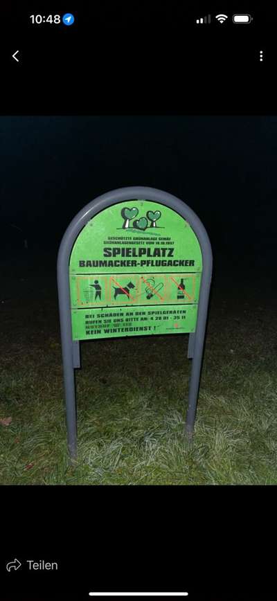 Hundeauslaufgebiet-Pflugacker-Bild