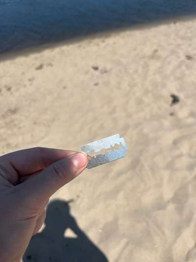 Giftköder-Rasierklinge im Sand-Bild