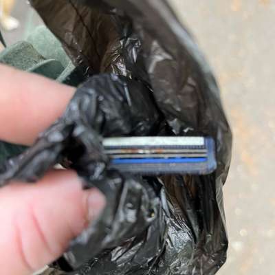 Giftköder-Rasierklingen und Brotstücke-Bild