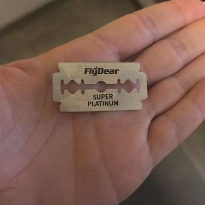 Giftköder-Rasierklinge in einer Wurst-Bild