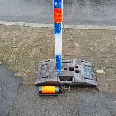 Giftköder-Barke vom Bezirksamt mit Rattengift-Bild