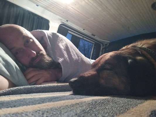 Gemeinsames Kuscheln im Bett!-Beitrag-Bild