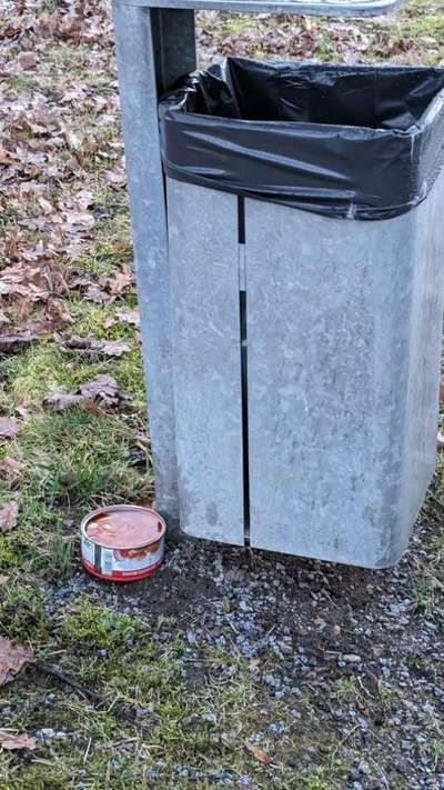 Giftköder-Merkwürdige Konservendose-Bild