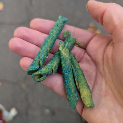 Giftköder-Teigröllchen mit blauem Pulver-Bild