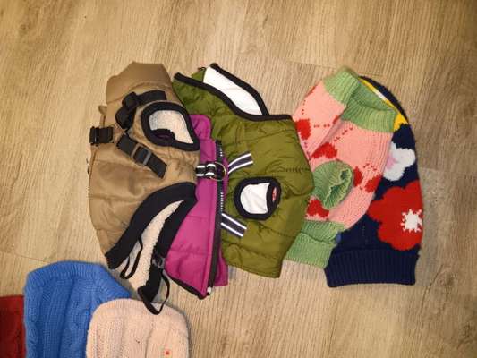 Verschiedene Mäntel und Pullis-Beitrag-Bild