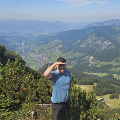 Hundetreffen-Kennenlernen beim gemeinsamen Spaziergang