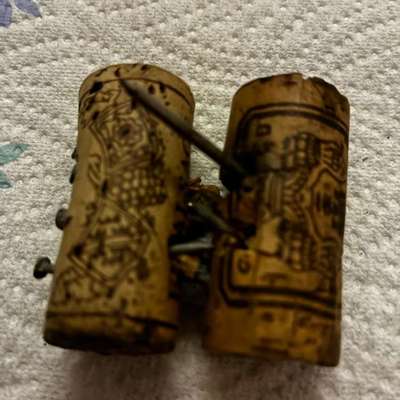 Giftköder-Giftköder ‐ Korken mit Nägeln und Fleisch-Bild