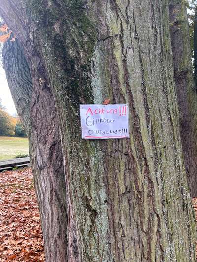 Giftköder-Warnung vor Giftködern ausgehangen-Bild