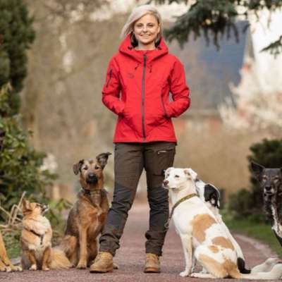 Hundepension Herzenshunde Wahnsinnspension in Lederhose  – Dogorama