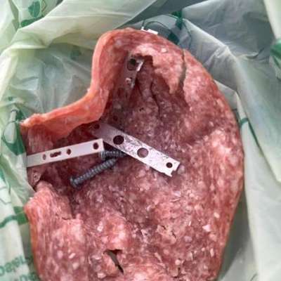 Giftköder-Wurst mit Klingen und Schrauben-Bild