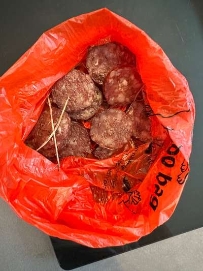 Giftköder-Wurststücke alter Friedhof-Bild