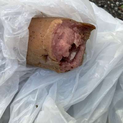 Giftköder-Wurststücke mit Glassplittern auf Wiese-Bild
