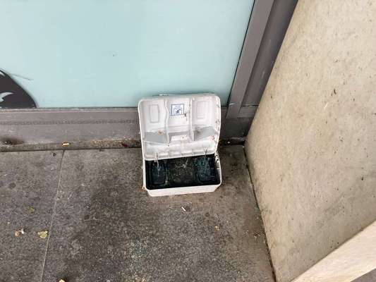 Giftköder-Achtung! Geöffnete Rattenköder Boxen -Bild