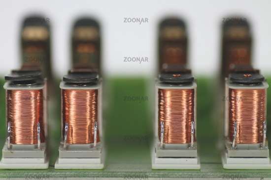 Rote dünne Drähte im Dibo Tiefkühl-Lammfutter-Beitrag-Bild