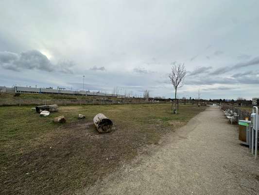 Hundeauslaufgebiet-Hundezone Seestadt Gisela-Legath-Gasse-Bild