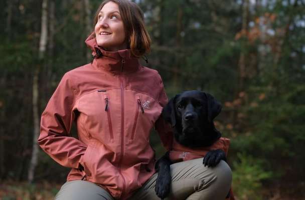 tests-RevolutionRace Silence Proshell 3L Jacket im Alltags Test: Wasserdicht, atmungsaktiv & wetterfest | Partnerlook Hund und Mensch ☔️🐶-Bild