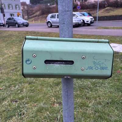 Giftköder-Weisses Material beim Hundetütenautomat-Bild