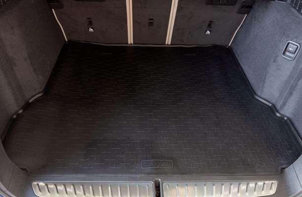 Für den Hunde-Transport im Auto: Travall Trenngitter und Kofferraumwanne für BMW 5er-Beitrag-Bild