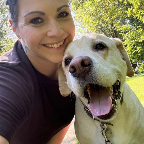 Hundeauslaufgebiet-Frau Hundetrainerin-Bild