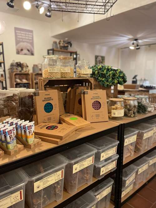 Hundeauslaufgebiet-Fredos Futterkiste-Bild