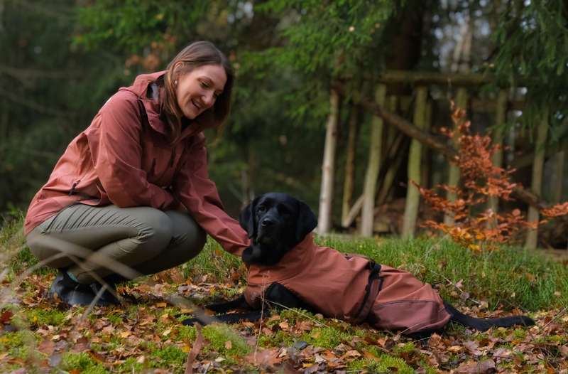 Sali und Julia von Dogorama mit RevolutionRace Silence Proshell 3L Jacket