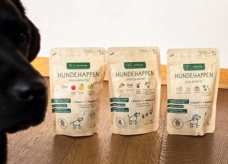 Sali mit den 3 Sorten Hundehappen von Hunderunde