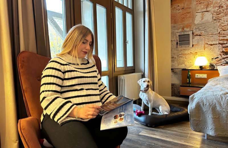 Janina mit H&uuml;ndin Leila in Hotelzimmer