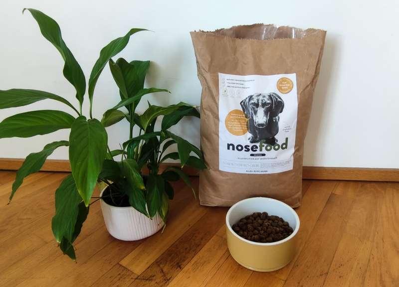 geöffneter nosefood Sack mit Pflanze und gefüllter Schüssel