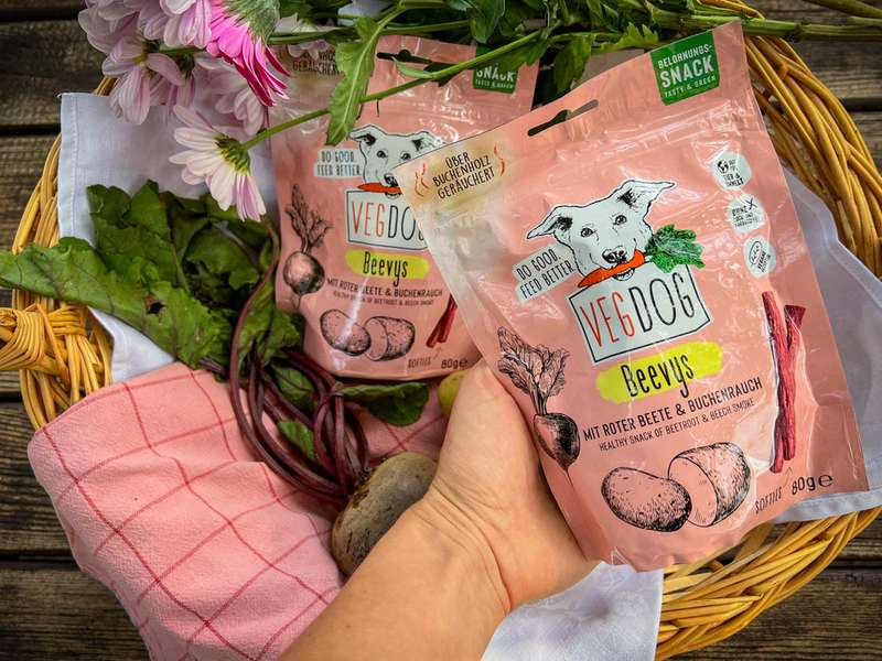 VEGDOG Beevys in der Hand 